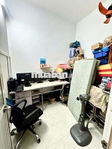 Đang cần bán nhà có sổ hồng 2 lầu.. gần chợ trường học