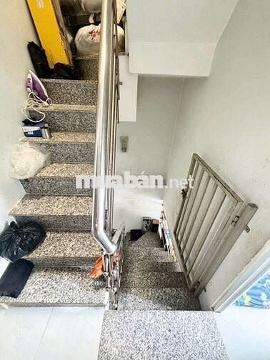 Đang cần bán nhà có sổ hồng 2 lầu.. gần chợ trường học