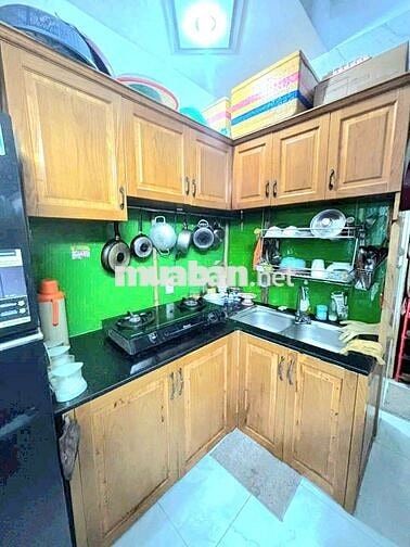 Đang cần bán nhà có sổ hồng 2 lầu.. gần chợ trường học