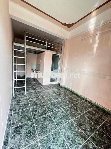 Phòng có gác máy lạnh kệ bếp ban công ngay gần bến xe Q8 500m