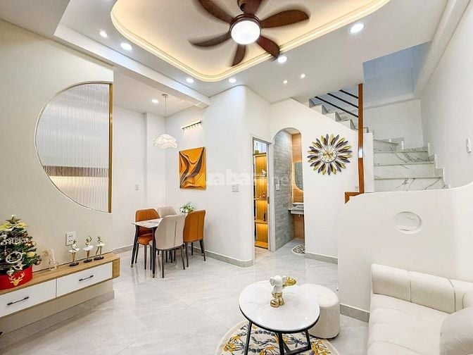 Bán nhà đẹp 3PN- xe hơi đậu sát nhà đường Phan Văn Trị