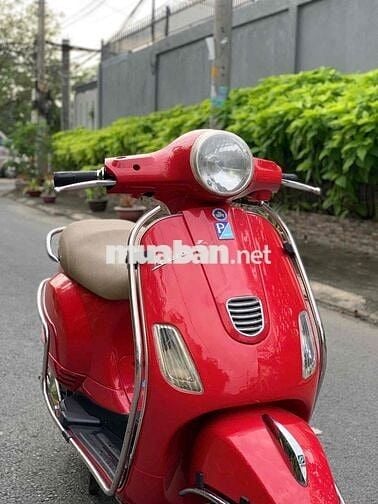 🌈Xe Vespa màu đỏ  dán keo mới  len ken 95 %