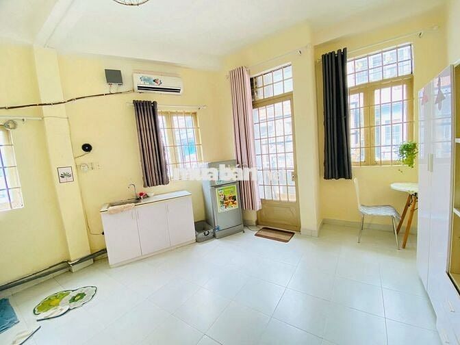 Cho thuê phòng trọ rộng 28m2 full nt bancol ngay tại đường CMT8
