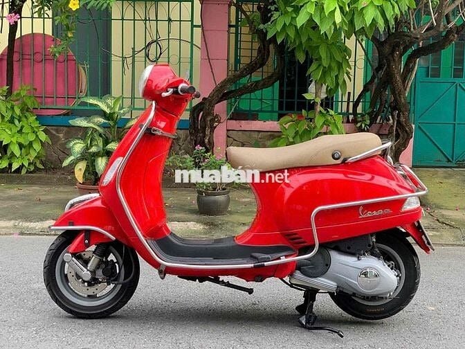 🌈Xe Vespa màu đỏ  dán keo mới  len ken 95 %
