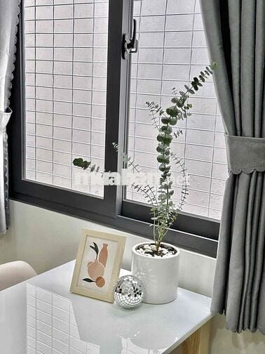 TRỐNG SẴN CĂN HỘ FULL NỘI THẤT, CỬA SỔ THOÁNG THUẬN TIỆN ĐI QUA QUẬN 1