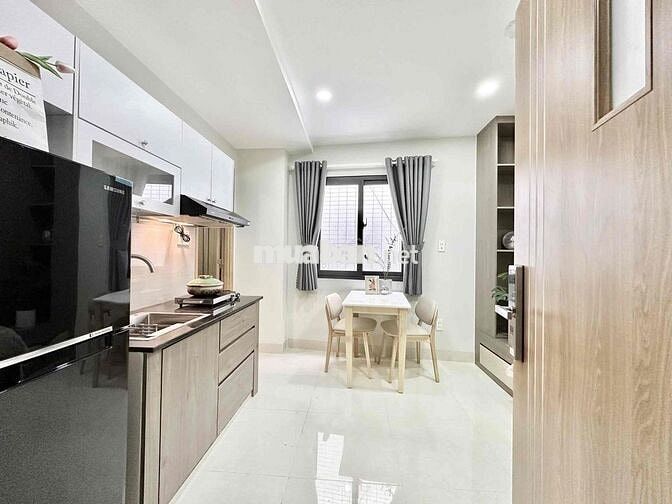 TRỐNG SẴN CĂN HỘ FULL NỘI THẤT, CỬA SỔ THOÁNG THUẬN TIỆN ĐI QUA QUẬN 1