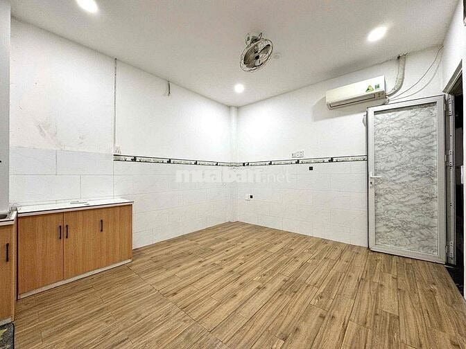 PHÒNG MÁY LẠNH NGAY CỔNG 3 CVPM QUANG TRUNG