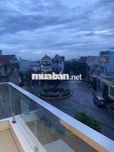 Nhà 3 Tầng ! Đường Nhựa Vỉa Hè Sát Bên Siêu Thị BigC Go Dĩ An