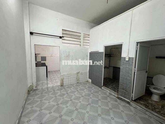 HIẾM – HẺM XE TẢI – 100M² – 5 CĂN RA MẶT TIỀN – SÁT QUẬN 1 🏡 Hẻm thô