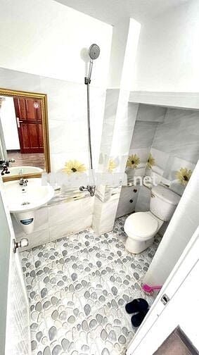 Chính chủ cho NỮ thuê phòng. Có ban công, cửa sổ, toilet, kệ nấu ăn.