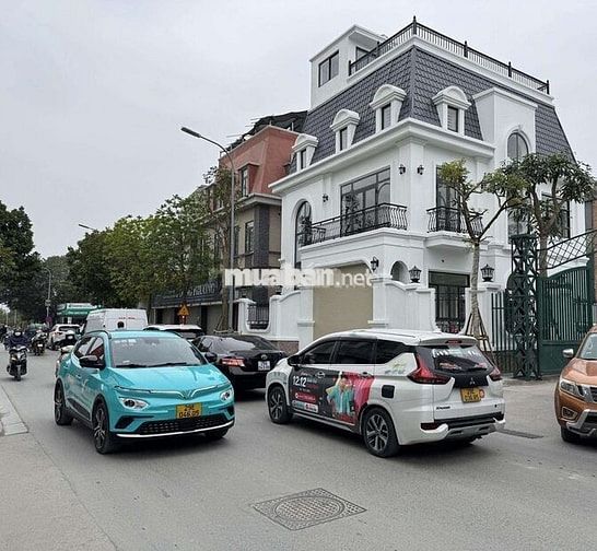 BIÊT THỰ LÔ GÓC THANG MÁY ĐẲNG CẤP