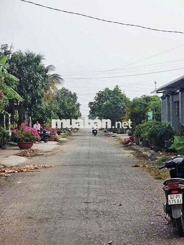 Bán đất tặng nhà cấp 4  , KDC ông huyện , đức hoà long an