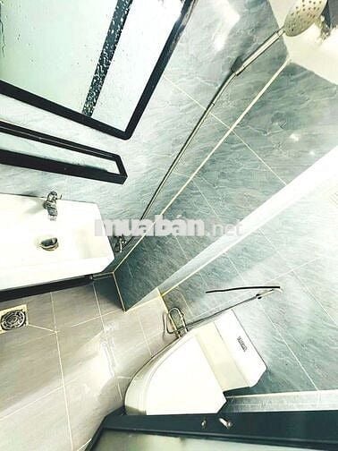 Phòng trọ có gác ở được nhiều ngưòi, có thang máy ngay Nguyễn Kiệm