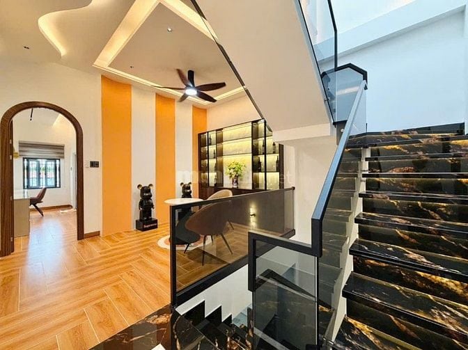 Bán nhà mặt tiền đường Nguyễn Duy Cung, Gò Vấp, gần siêu thị Emart 2