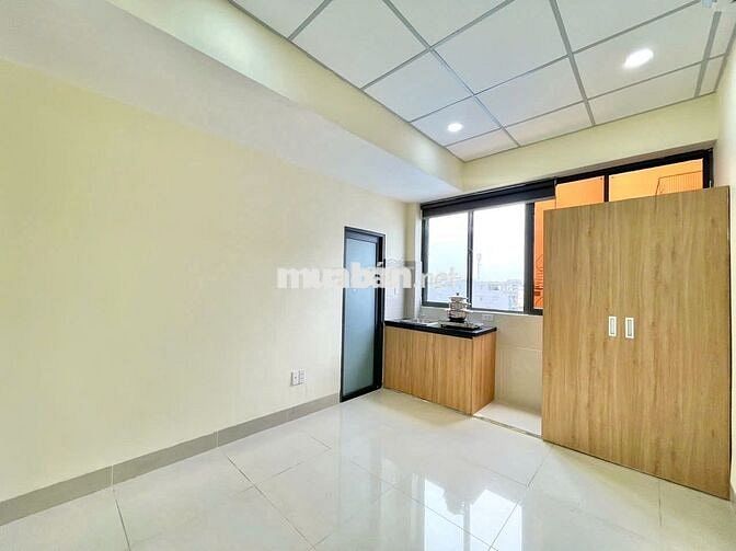 PHÒNG CỬA SỔ TRỜI THOÁNG MÁT GẦN NGÃ TƯ HÀNG XANH CÓ THANG MÁY