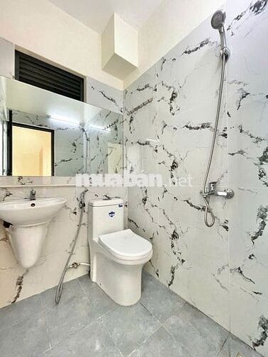 PHÒNG CỬA SỔ TRỜI THOÁNG MÁT GẦN NGÃ TƯ HÀNG XANH CÓ THANG MÁY