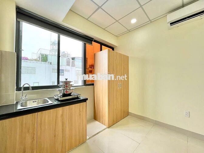 PHÒNG CỬA SỔ TRỜI THOÁNG MÁT GẦN NGÃ TƯ HÀNG XANH CÓ THANG MÁY