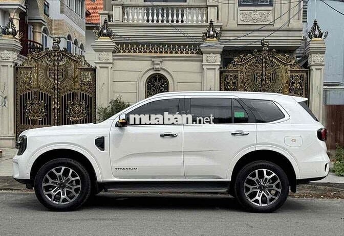 CẦN BÁN XE FORD EVERETS TITANIUM PLUS 4x4.13NKM