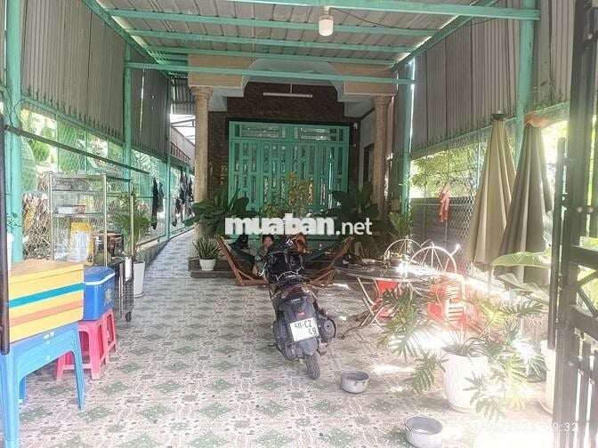 Nhà có sân đậu xe hơi tại Long Tân