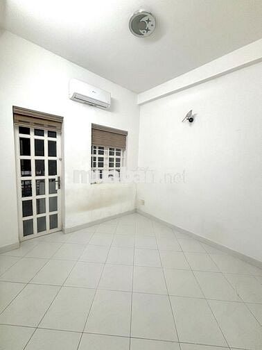 Nhà mặt tiền Q3, 3m x 11m, 1 trệt + 3 lầu, 2 phòng ngủ