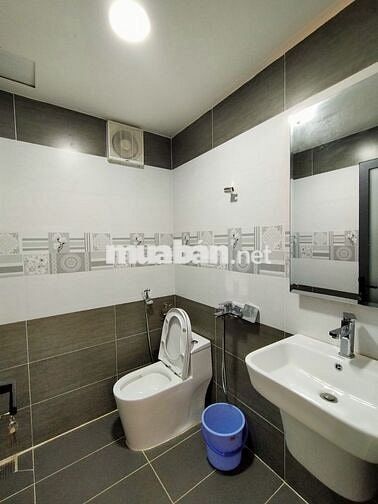 CHO THUÊ NHÀ MT CỐNG QUỲNH Q1 5 LẦU THANG MÁY ĐẦY ĐỦ