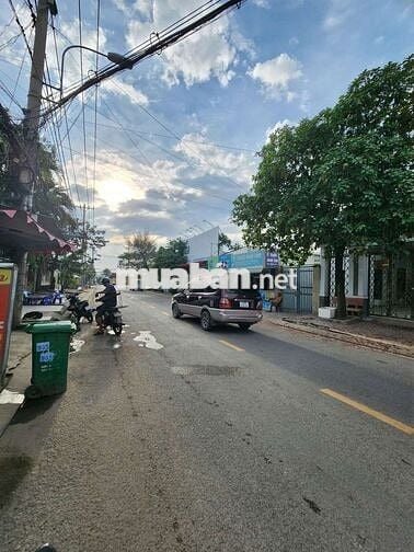 NHÀ TRỆT LẦU SÂN RỘNG RÃI THÍCH HỢP LÀM VĂN PHÒNG