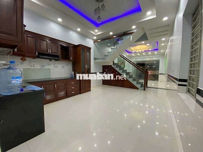 NHÀ TRỆT LẦU SÂN RỘNG RÃI THÍCH HỢP LÀM VĂN PHÒNG