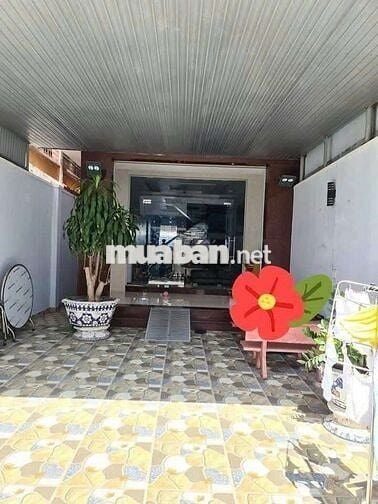 NHÀ TRỆT LẦU SÂN RỘNG RÃI THÍCH HỢP LÀM VĂN PHÒNG