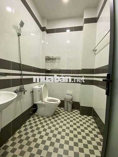 NHÀ TRỆT LẦU SÂN RỘNG RÃI THÍCH HỢP LÀM VĂN PHÒNG