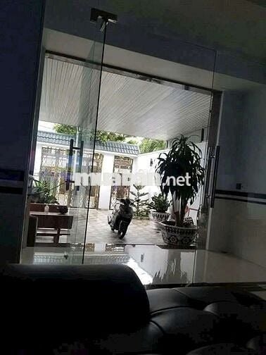 NHÀ TRỆT LẦU SÂN RỘNG RÃI THÍCH HỢP LÀM VĂN PHÒNG