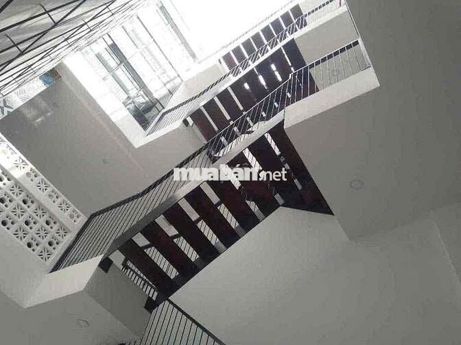 Cho thuê nhà 1 trệt 3 lầu thiết kế thoáng ô tô đậu trong nhà hẻm QL 13