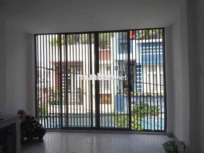 Cho thuê nhà 1 trệt 3 lầu thiết kế thoáng ô tô đậu trong nhà hẻm QL 13