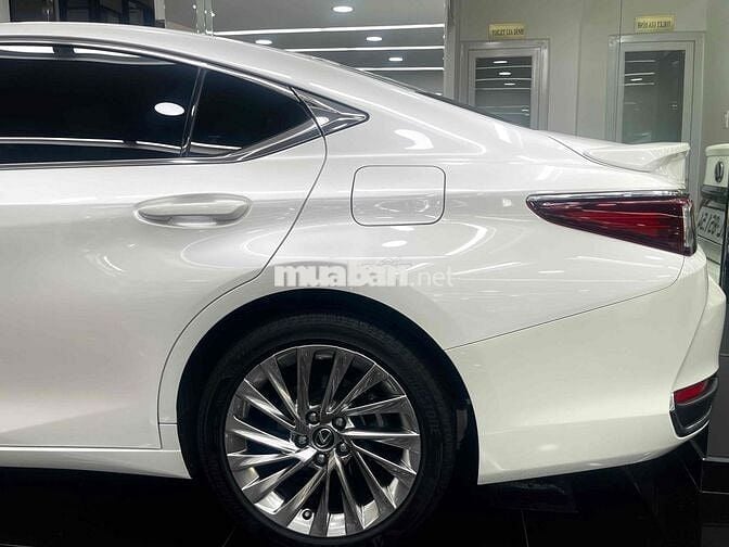 Lexus ES 2023 300h - 20000 km