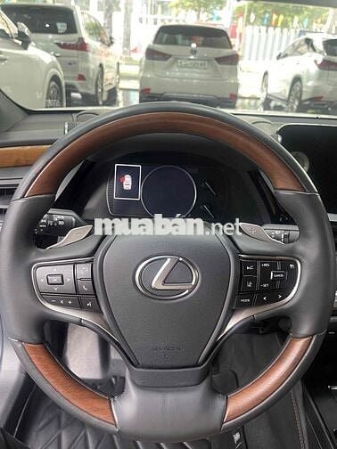 Lexus ES 2023 300h - 20000 km
