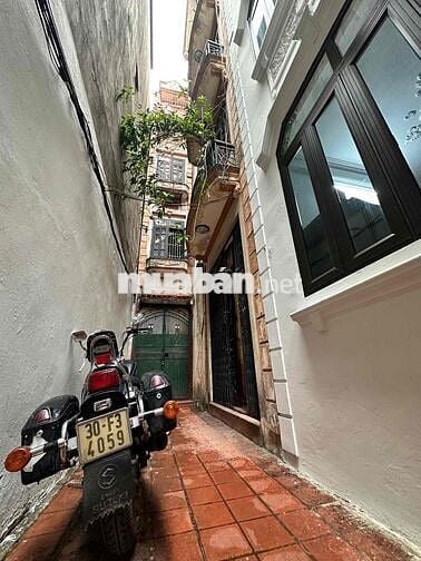 Nhà phố ngay Trung Tâm Hà Nội gần Quốc Tử Giám 3 phòng ngủ