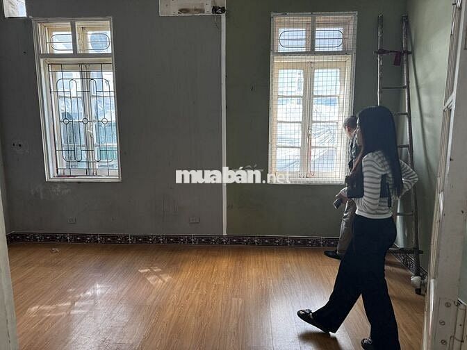 Cho thuê nhà nguyên căn ngõ 89 Lạc Long Quân - ô tô đỗ cửa