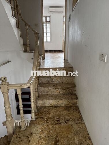 Cho thuê nhà nguyên căn ngõ 89 Lạc Long Quân - ô tô đỗ cửa