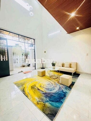 Nhà gác đúc phong cách hiện đại ngay bến xe thành phố