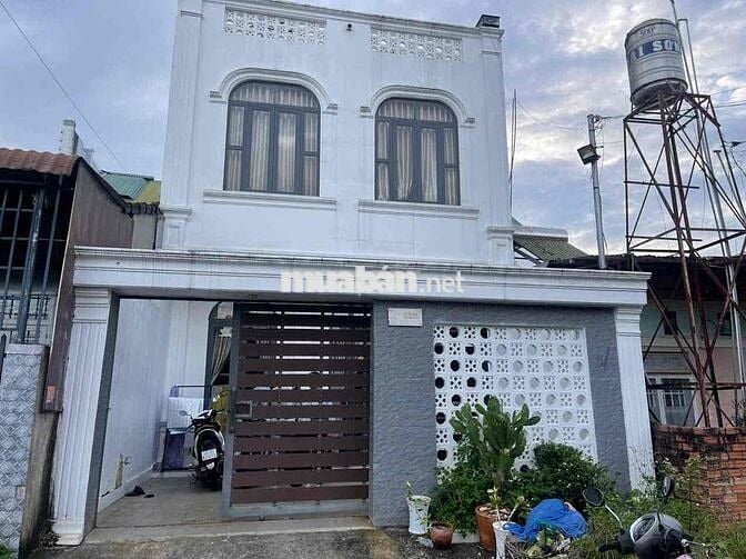 Nhà trung tâm Bảo Lộc DT: 97,5m Full thổ cư nhà mới 4 phòng ngủ