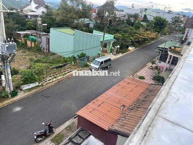 Nhà trung tâm Bảo Lộc DT: 97,5m Full thổ cư nhà mới 4 phòng ngủ