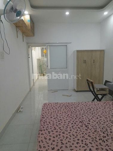 Nhà 2 tầng có nội thất mới Q1/furnished 2-Flr 2 BR house in center D1