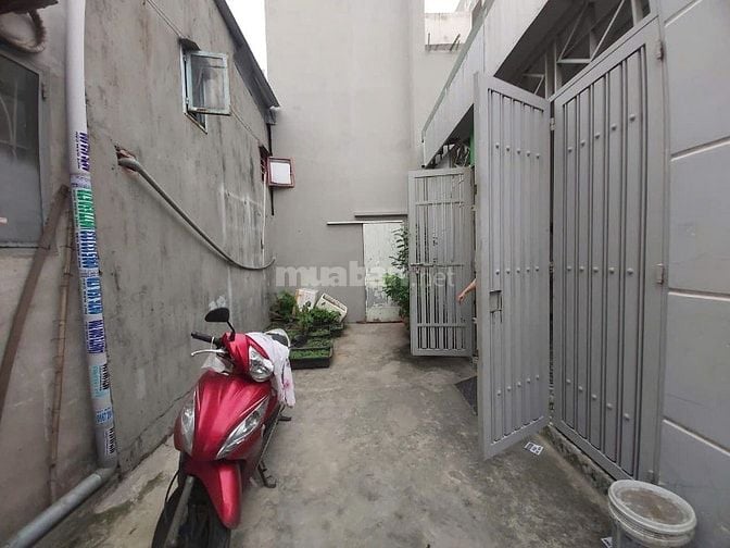 Tôi cần bán căn nhà ở ở đường ĐHT42, DT 101m2