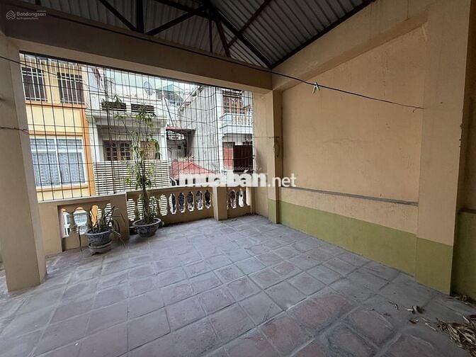 Nhà thuê ngõ 20 phố Nguyễn Chánh, Diện tích 55m2 x 4 tầng lô góc 2MT