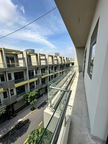 Nhà phố liền kề Bcons Uni Valley