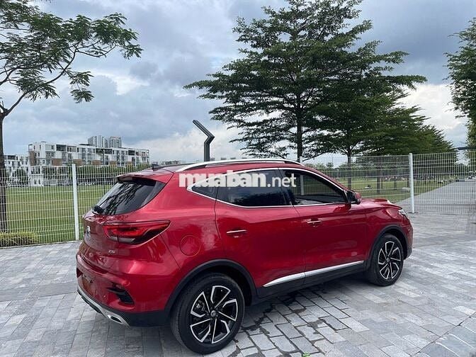 MG ZS Luxury 2023 màu đỏ