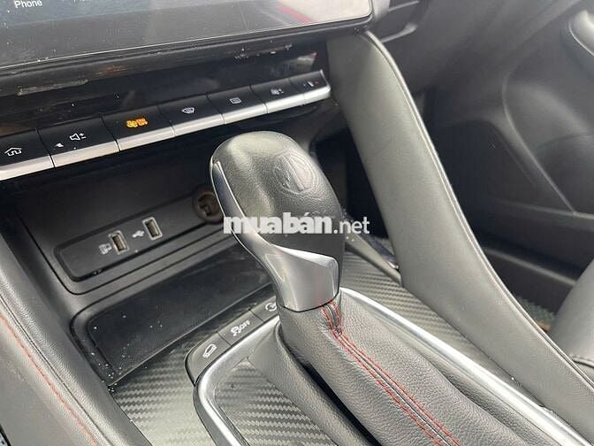 MG ZS Luxury 2023 màu đỏ