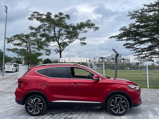 MG ZS Luxury 2023 màu đỏ