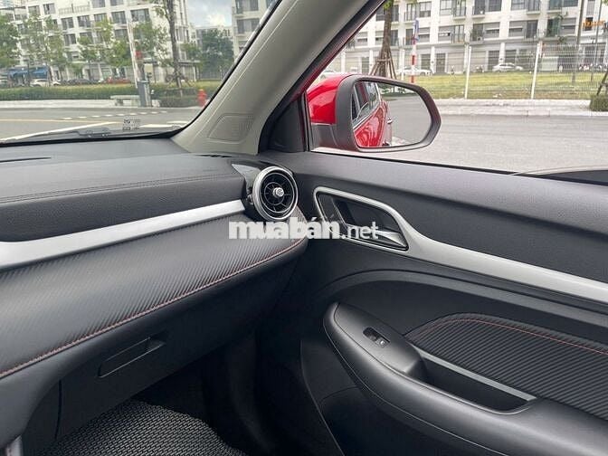 MG ZS Luxury 2023 màu đỏ