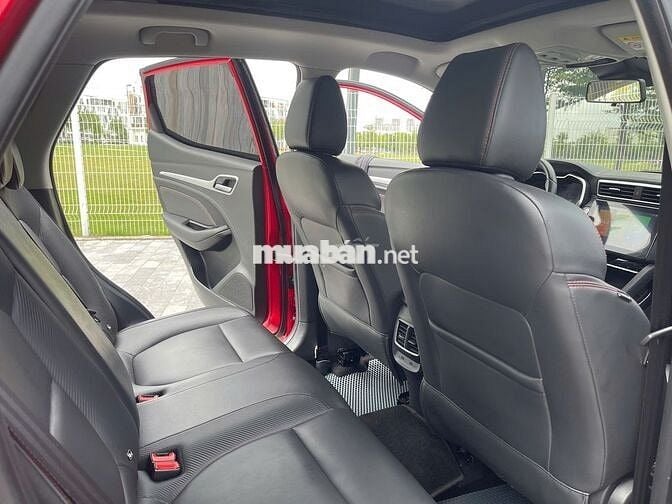 MG ZS Luxury 2023 màu đỏ