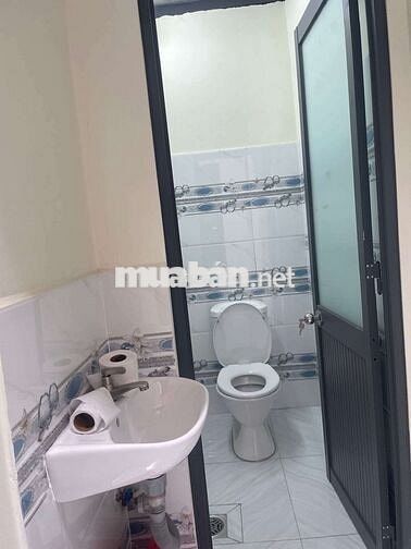 Cho thuê nhà 8tr mới tinh xem nhà thích ngay. Sân rộng hẻm oto nhỏ